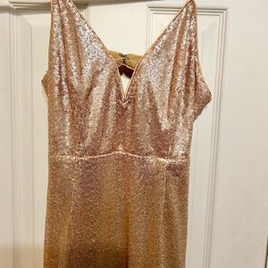 ✨ Lulus gold sequence formal dress ✨ Medium - Clasp in back broke - see last pic
